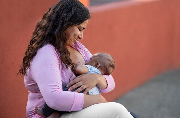 Foto de mãe amamentando bebê