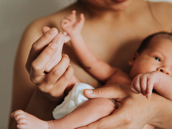Por quanto tempo o bebê deve ficar em contato pele a pele com sua mãe? 