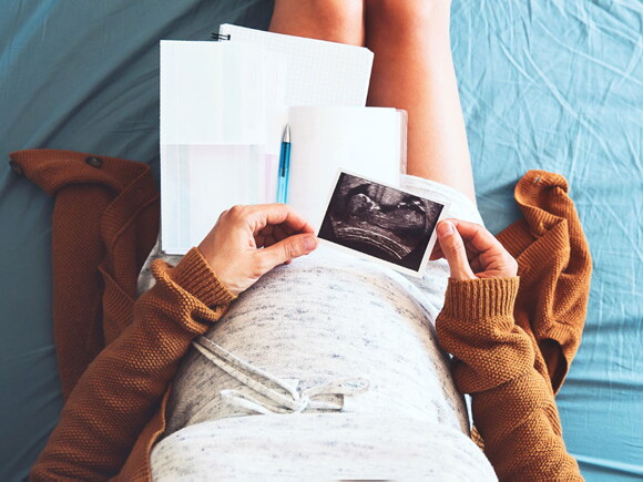 Foto de mulher grávida segurando foto de ultrassom