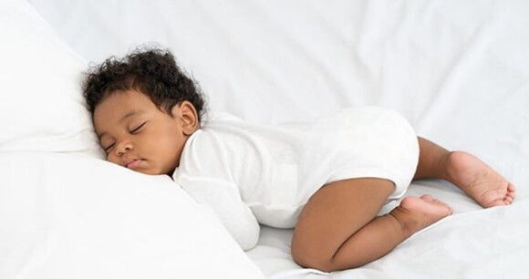 bebê dormindo de bruços sobre a cama bebê dormindo de bruços sobre a cama