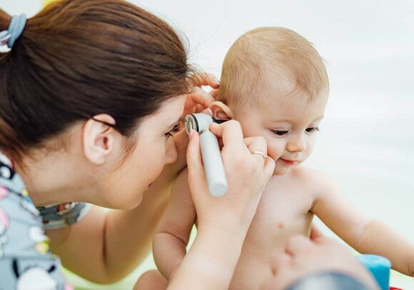 bebê fazendo teste da orelhinha bebê fazendo teste da orelhinha