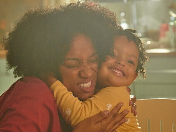 Mãe e filha sorridentes se abraçam Mãe e filha sorridentes se abraçam