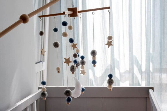 Destaque para um item de decoração para quarto de bebê colocado em cima de um berço. Destaque para um item de decoração para quarto de bebê colocado em cima de um berço.