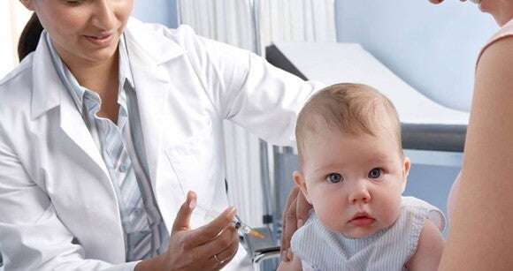 imagem de um bebê recebendo uma vacina no braço imagem de um bebê recebendo uma vacina no braço