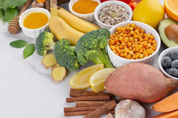 Imagem de uma superfície com algumas frutas e legumes, ingredientes em geral