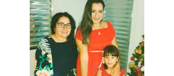 Mônica, sua mãe Conceição e sua filha Júlia em uma reunião familiar.