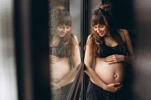 mulher grávida com as mãos na barriga e sorrindo mulher grávida com as mãos na barriga e sorrindo