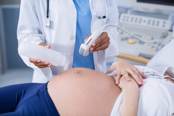 mulher gravida fazendo exame pre-natal ultrassonografia mulher gravida fazendo exame pre-natal ultrassonografia