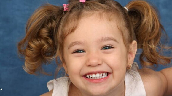 Menina sorridente olhando diretamente para a câmera. Menina sorridente olhando diretamente para a câmera.