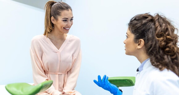 paciente conversando com ginecologista em consulta ginecológica
